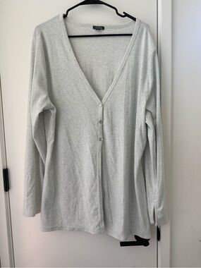 wild fable Light Gray Long Sleeve V-Neck Button Top - Women's